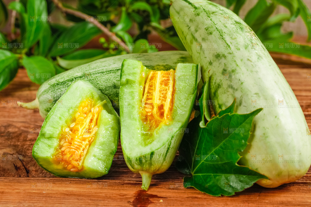 木底上摆放着新鲜羊角蜜