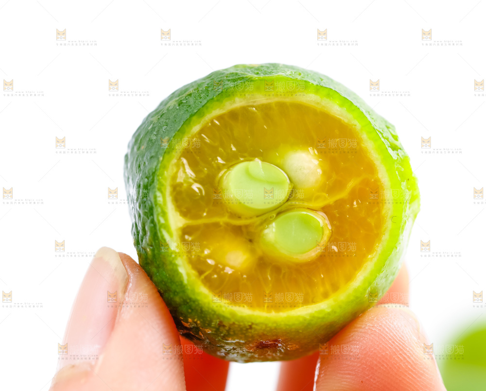 手里拿着小金桔