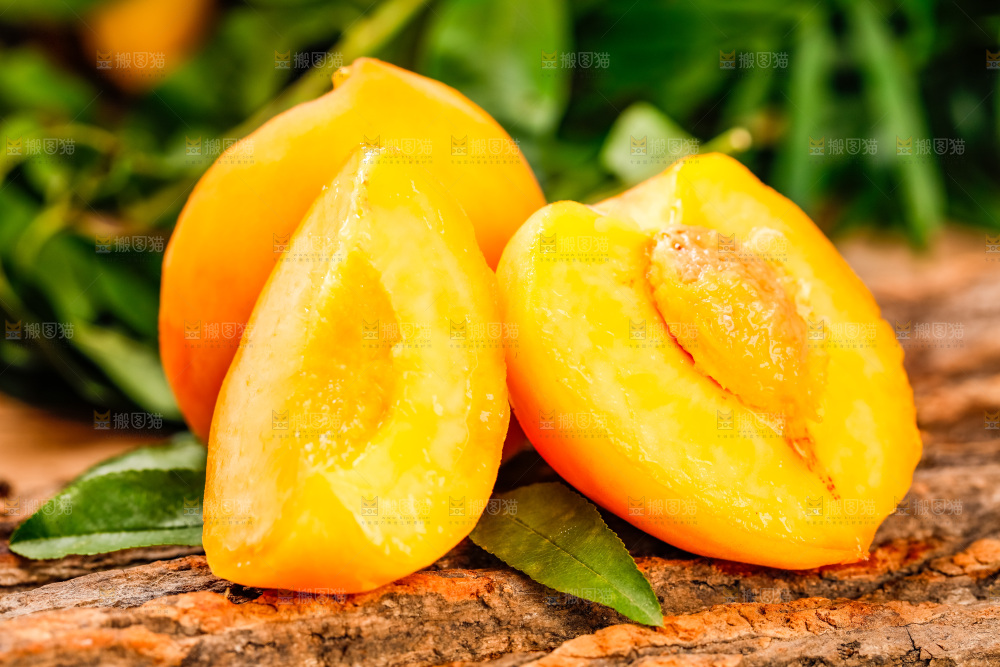 深底上摆放着桃子