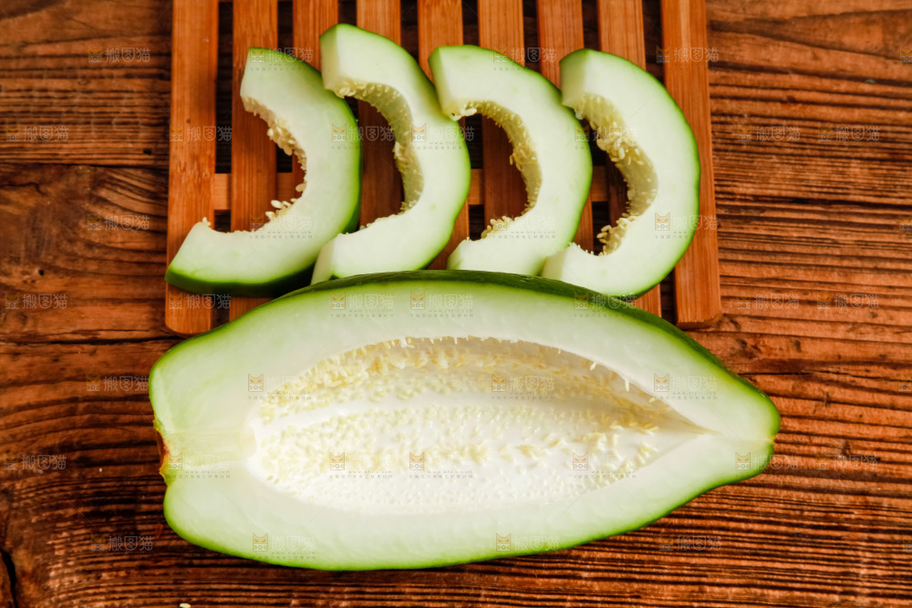 木底上摆放着青木瓜