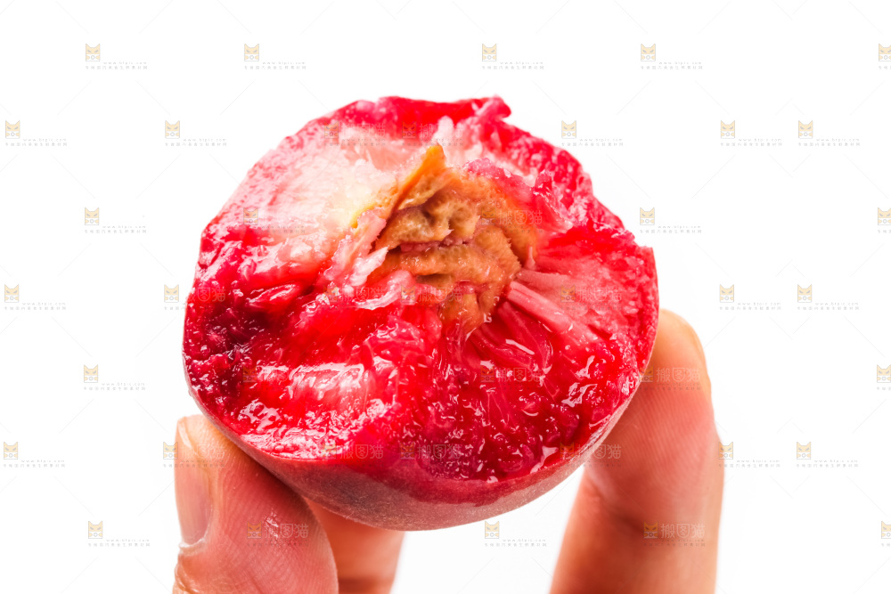 手里拿着胭脂红桃子