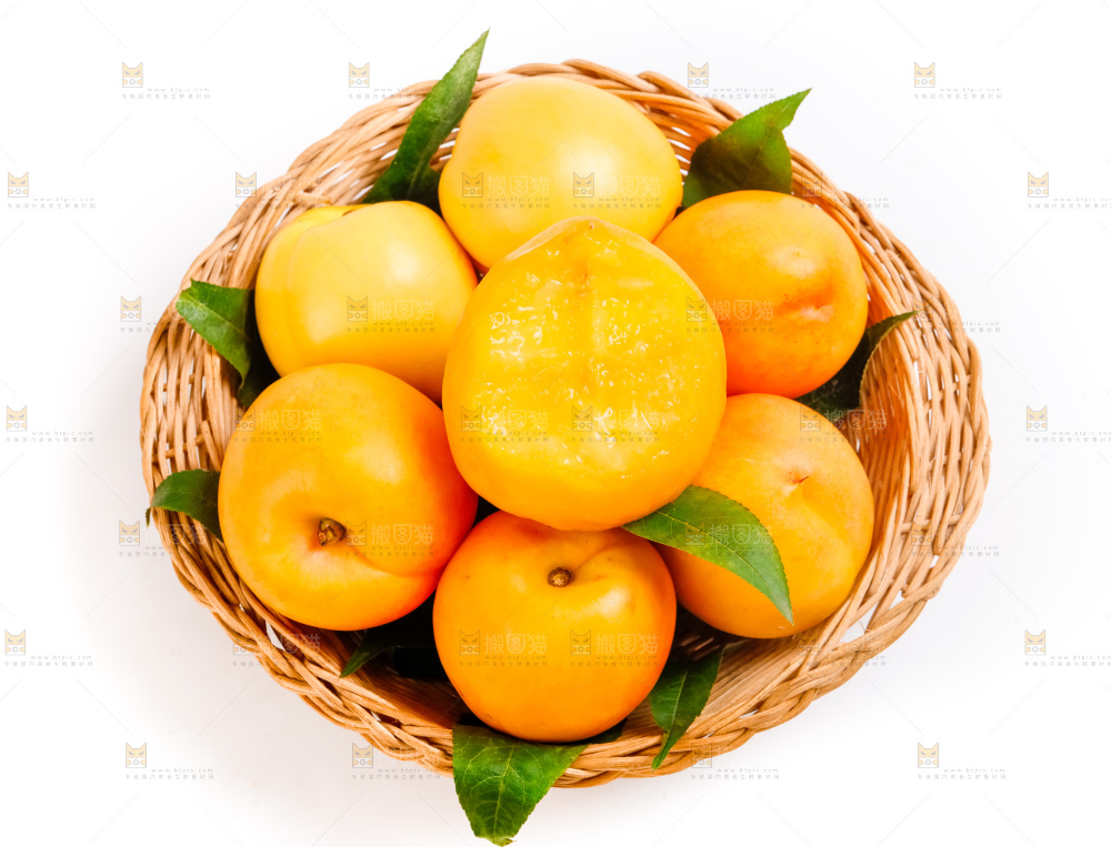 篮子里装着黄油桃