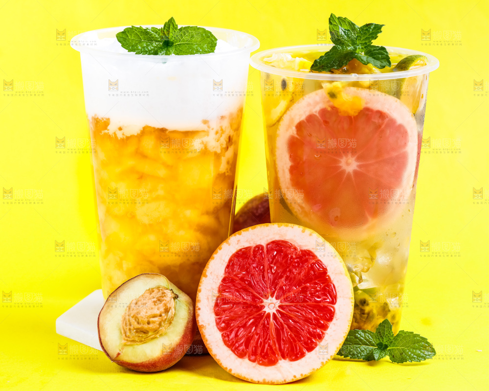 杯子里装着桃子汁和西柚汁