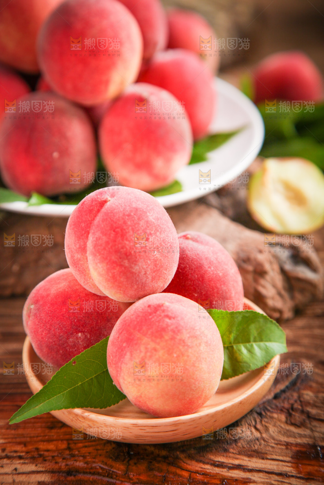 盘子里装着毛桃