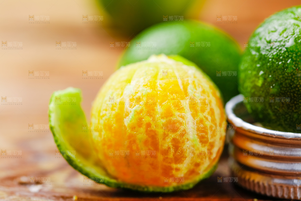 木底上摆放着海南小金桔