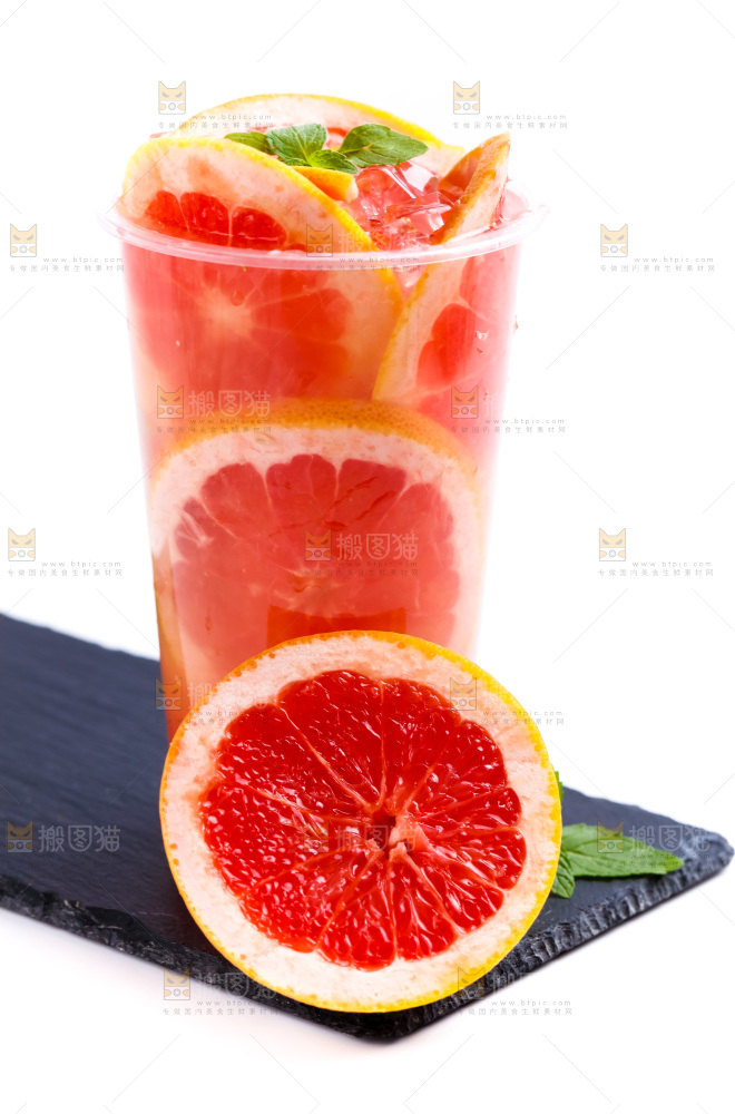 黑石板放着一杯西柚果汁