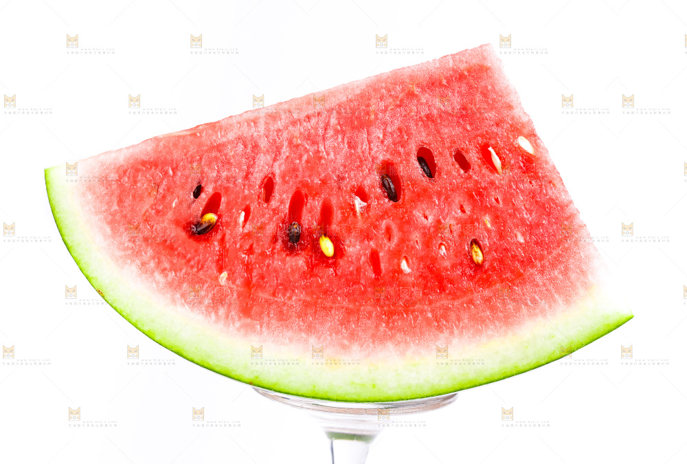 玻璃杯上放着西瓜