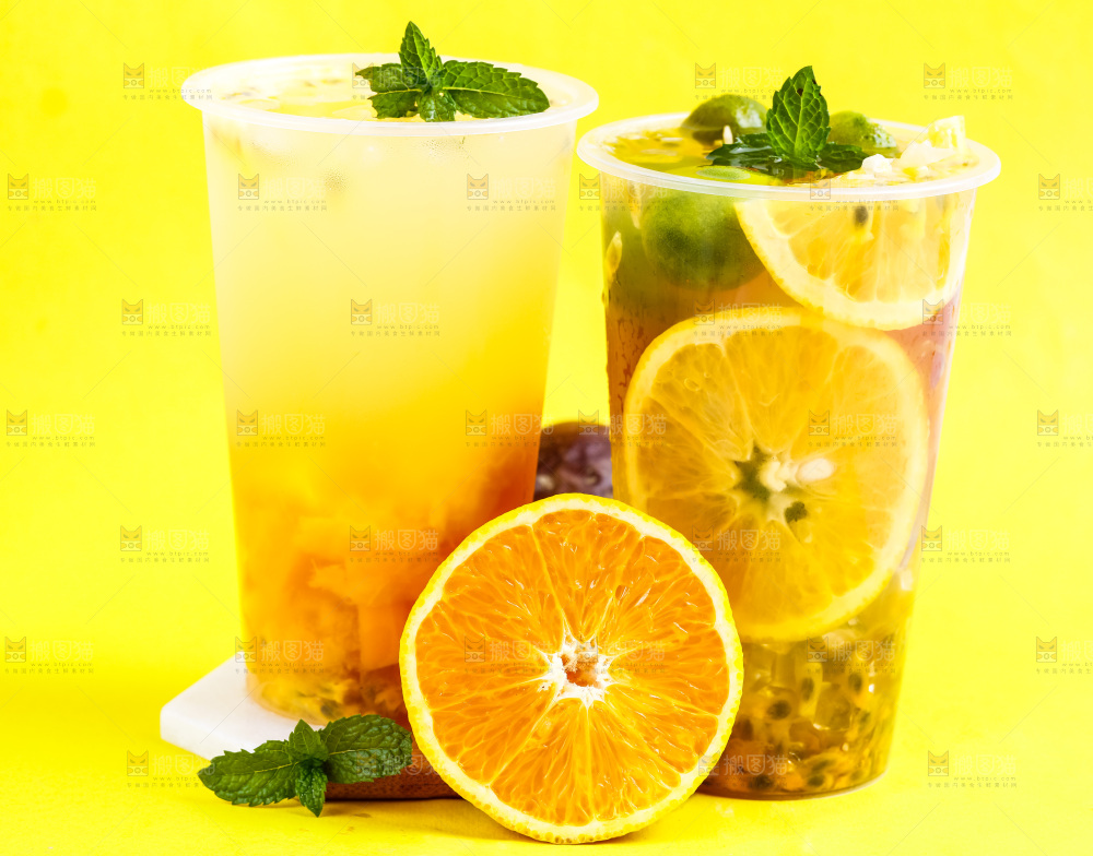 杯子里装着百香果果汁和芒果果汁