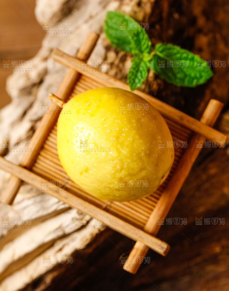 木盒里装着黄皮百香果