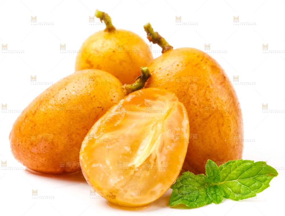 白底上摆放着鸡心黄皮果