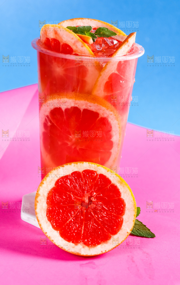 浅底上放着一杯西柚果汁