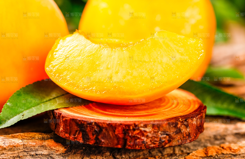 深底上摆放着桃子