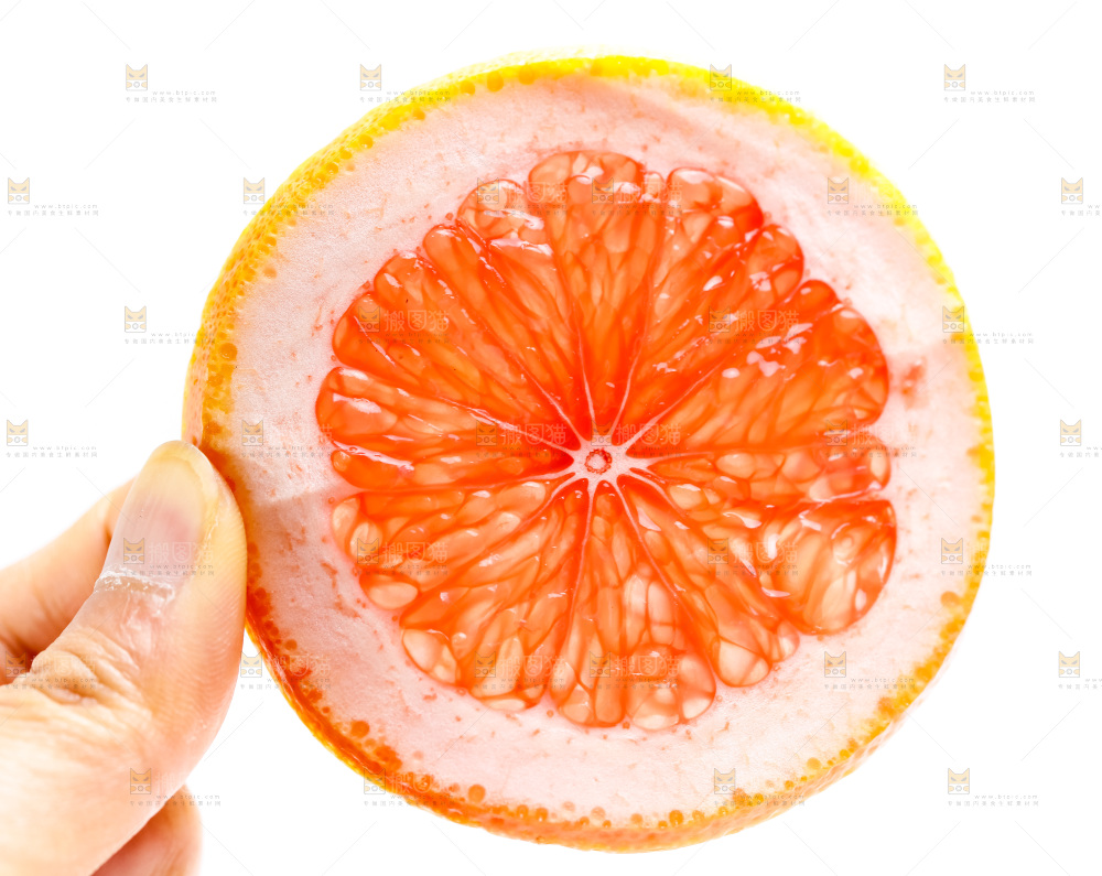 手里拿着红心西柚