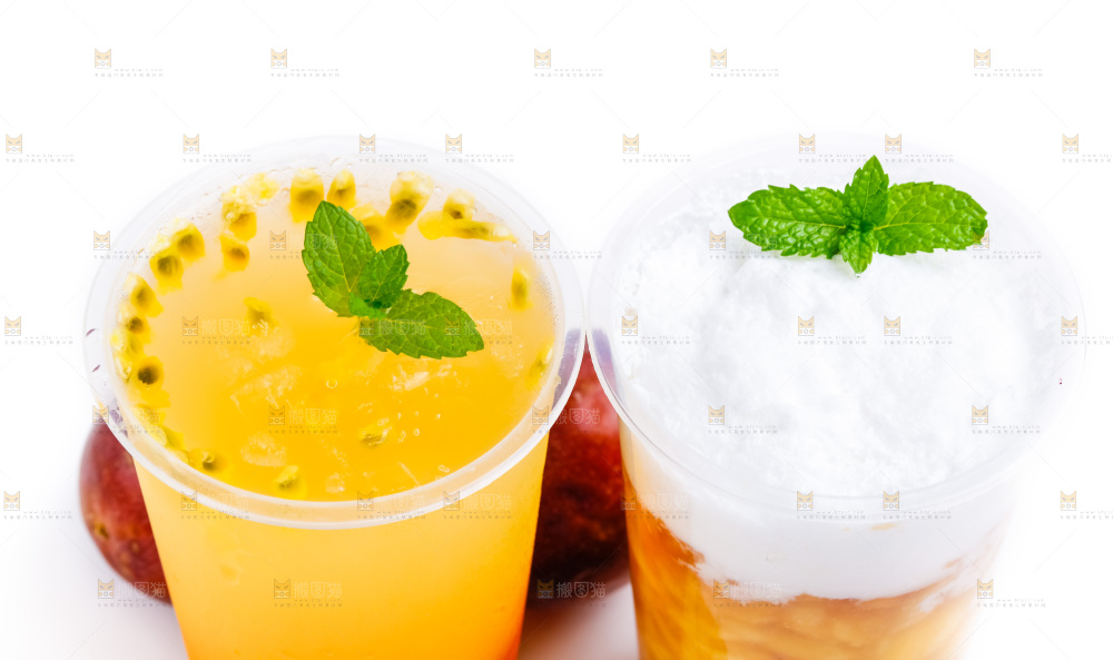 杯子里装着百香果汁和桃子汁
