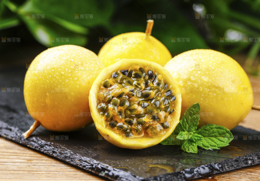 黑石板上放着黄金果