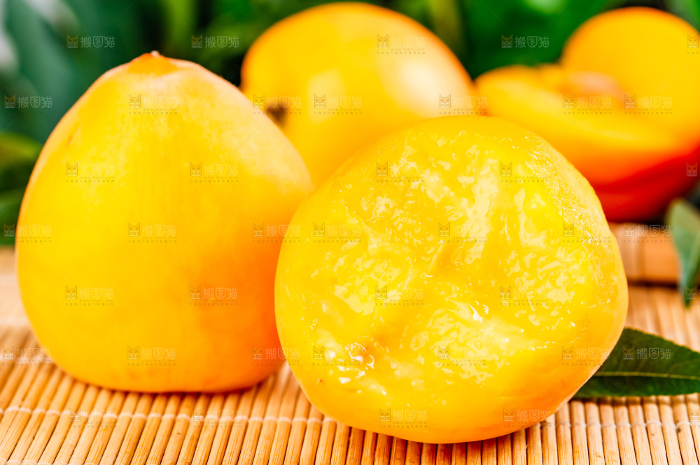 竹垫上摆放着新鲜黄桃