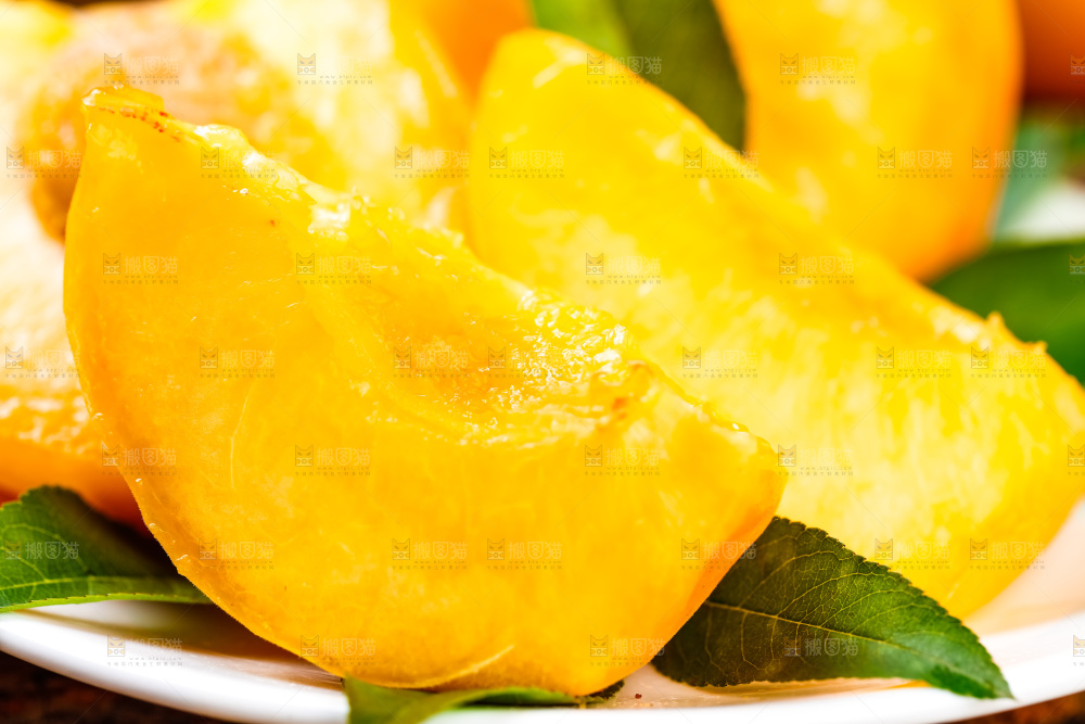 盘子里装着切块的桃子