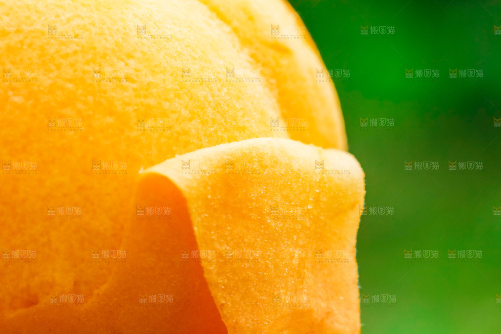 手里拿着桃子