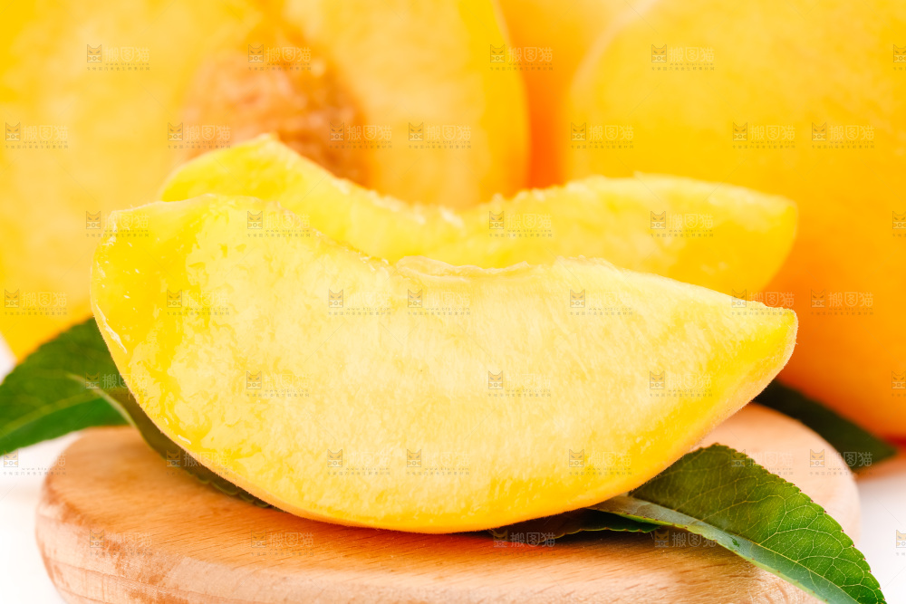 木板上放着黄桃