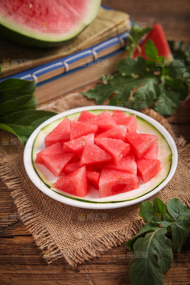 盘子里装着西瓜果肉