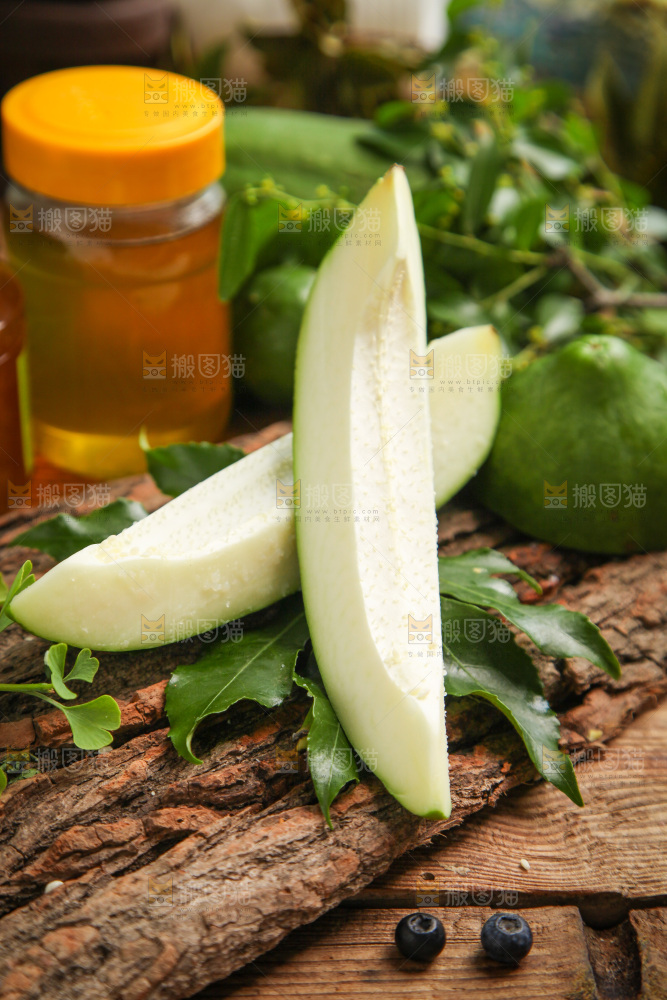木底上放着青木瓜