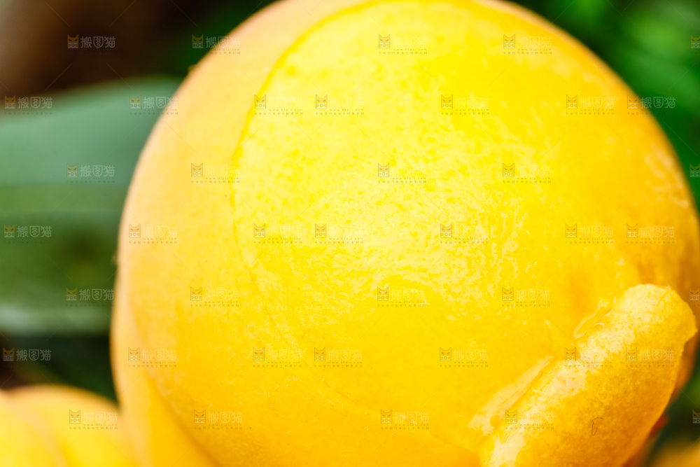 摆放着一堆的黄桃