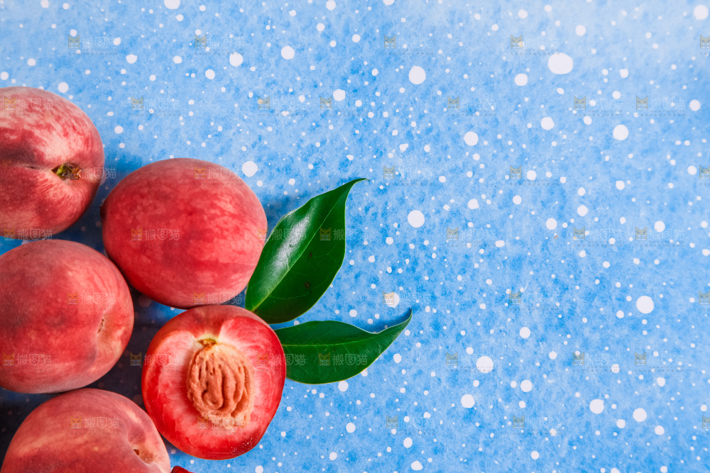 浅底上摆放着春雪水蜜桃