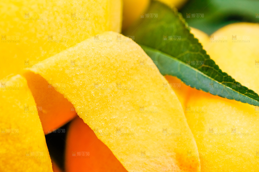 摆放着一堆的毛桃