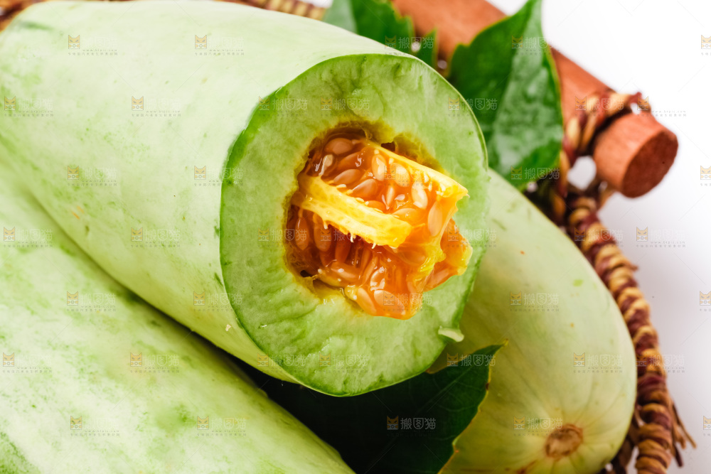 篮子里装着羊角蜜甜瓜
