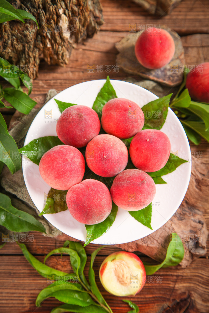 盘子里装着毛桃