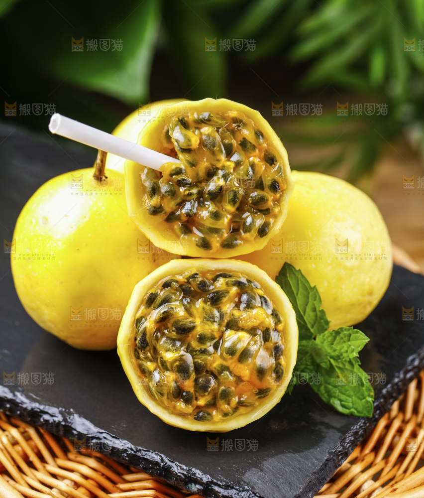 黑石板上放着黄金果