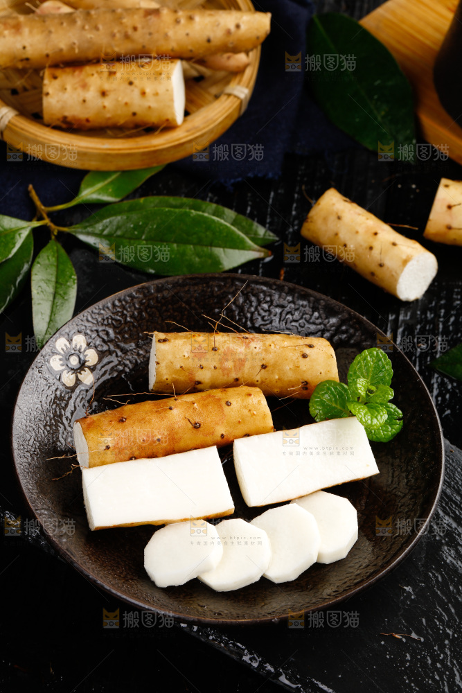 黑石板上摆放着淮山药
