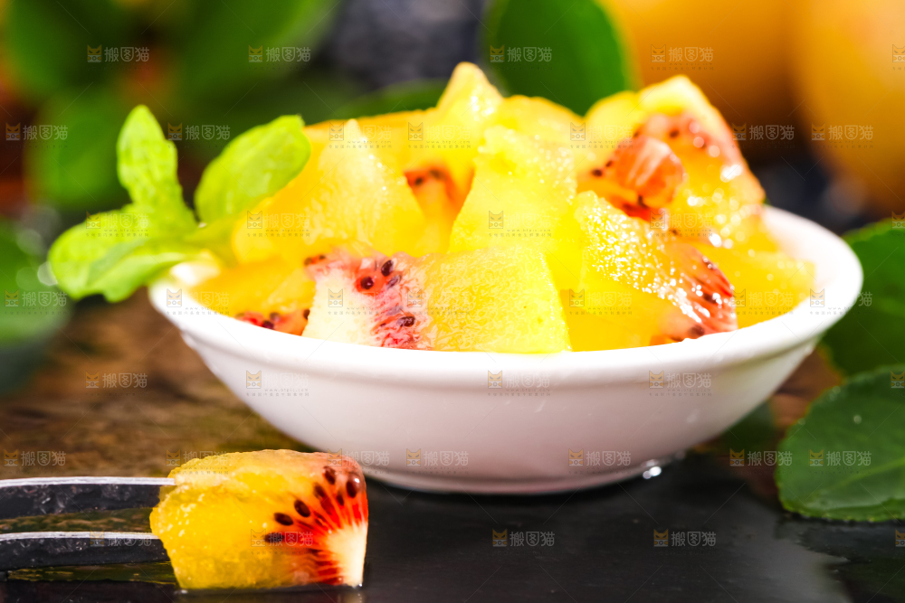 碟子里面装着红心猕猴桃的果肉