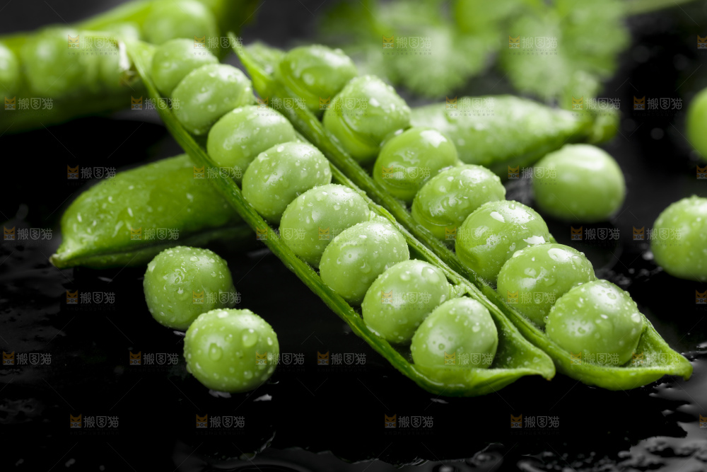 黑石板上堆放着甜豌豆