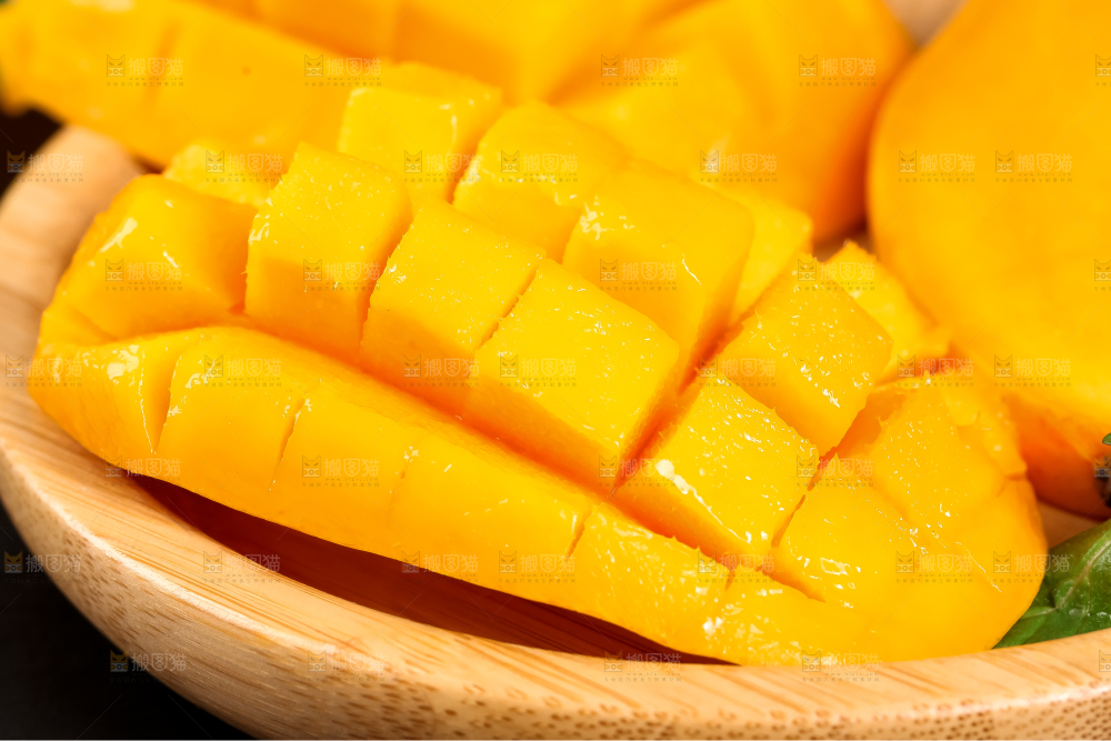 深底上放着切开的新鲜芒果