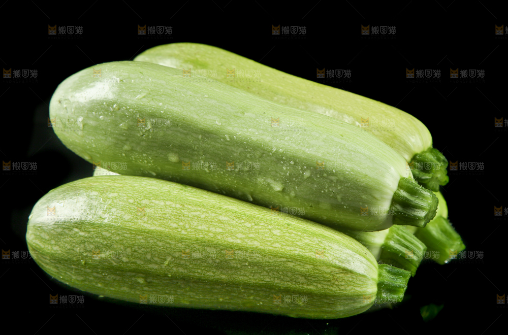 黑底上摆放着西葫芦