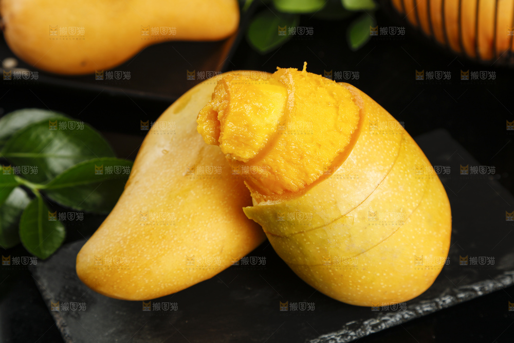 黑底上放着剥皮的台湾金煌芒