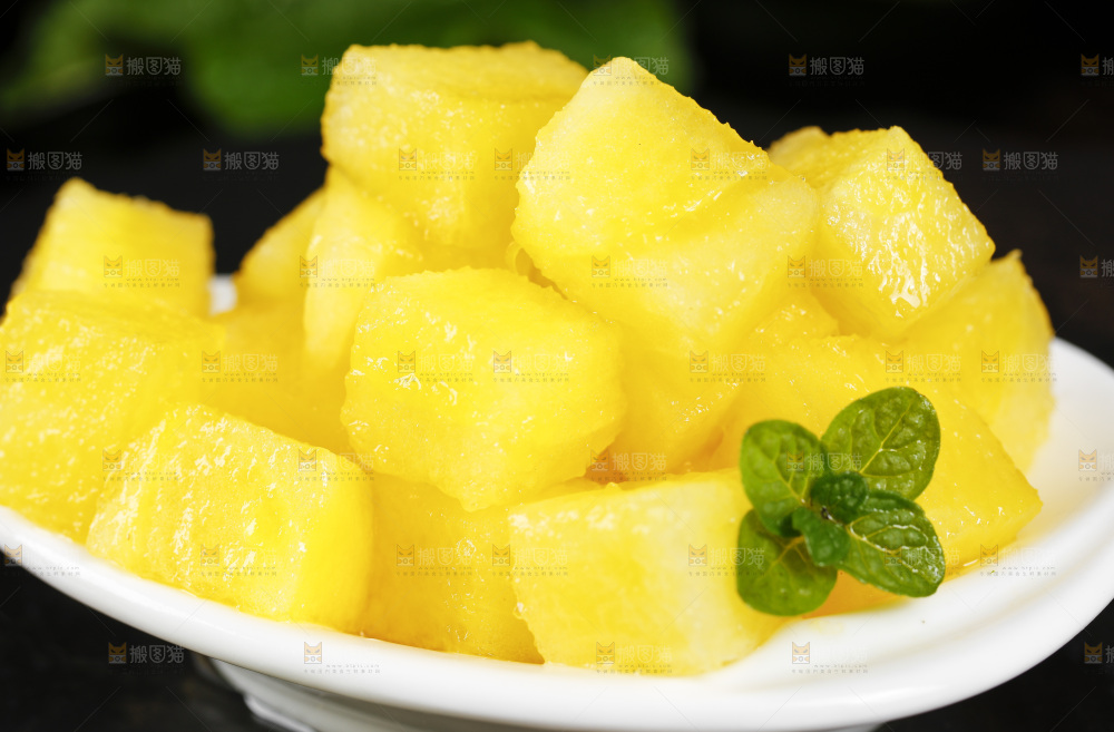 黑底上放着一盘新鲜黄心西瓜果肉