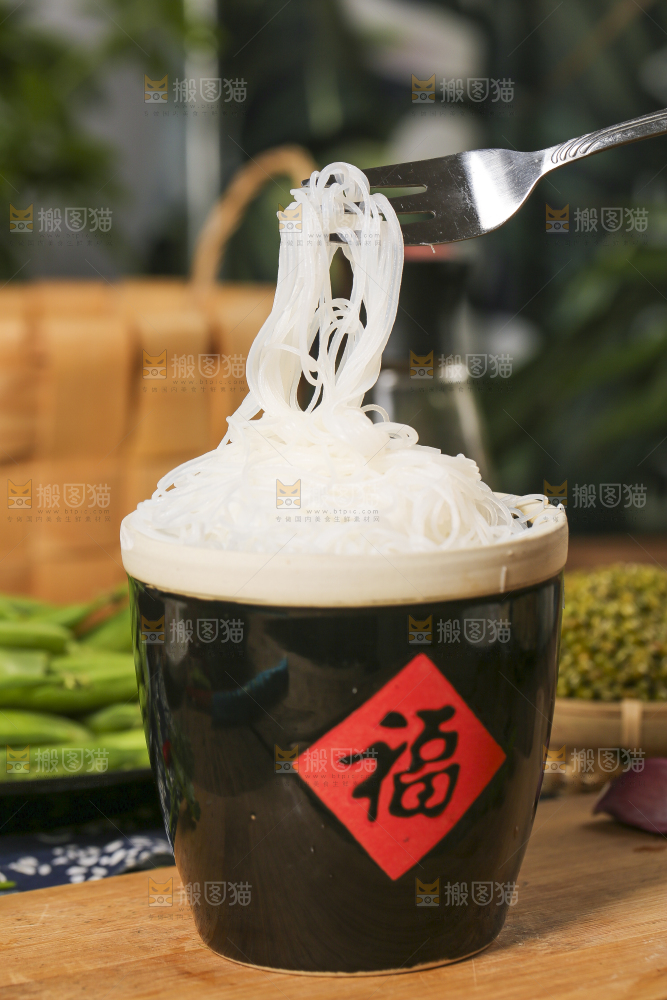 小桶里装着米粉