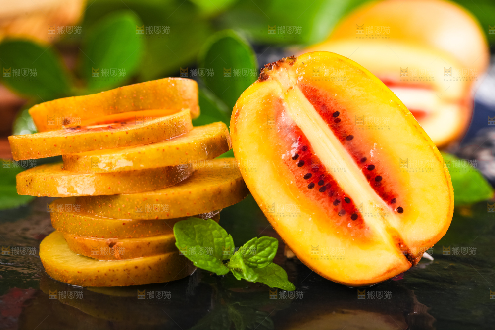 黑石板上放着切块的红心猕猴桃