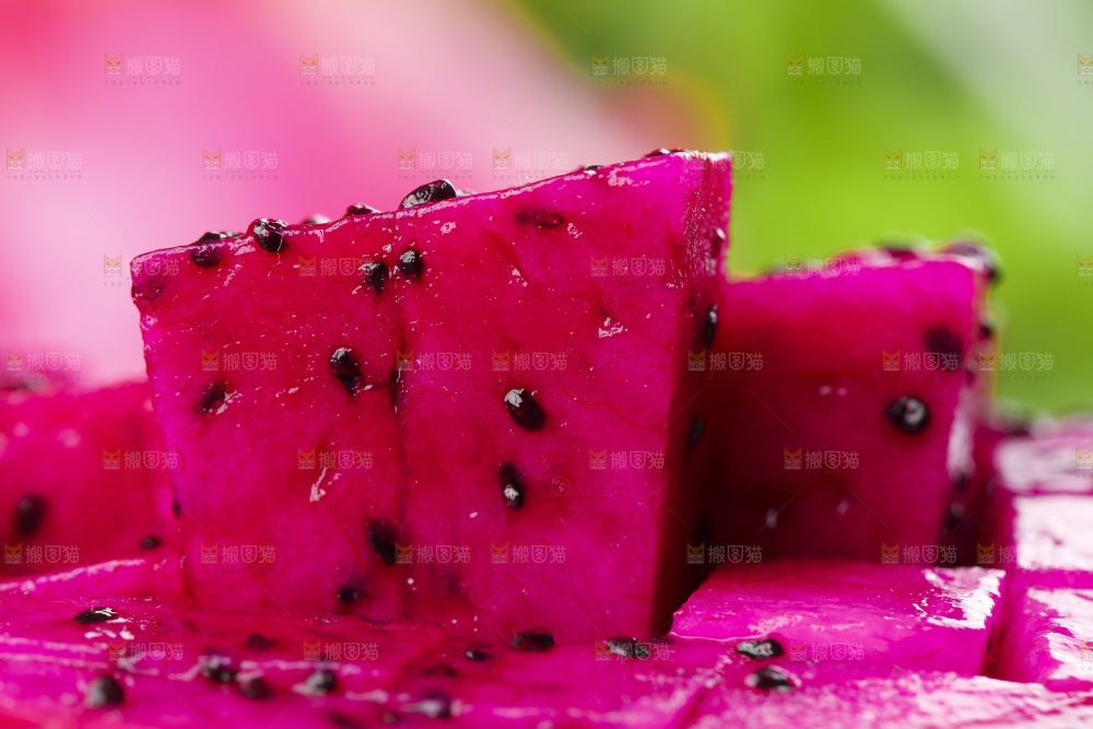 深底上放着红心火龙果果肉
