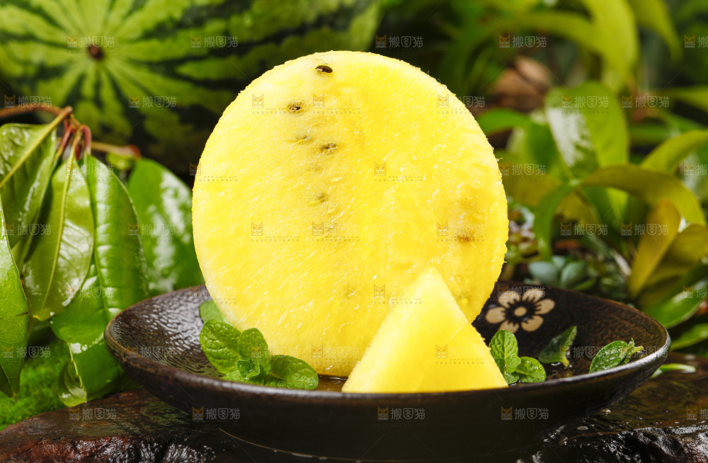 深底上放着海南特小凤黄肉西瓜
