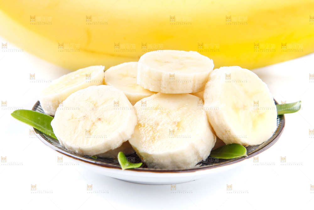 白底上放着香蕉
