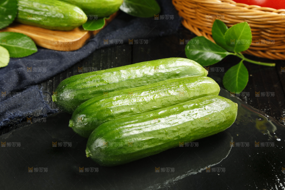 黑底上的新鲜水果黄瓜