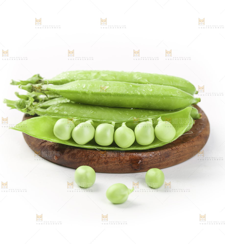 木板上放着剥开豌豆荚