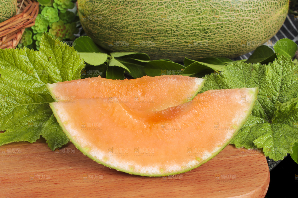 木底上放着新疆哈密瓜