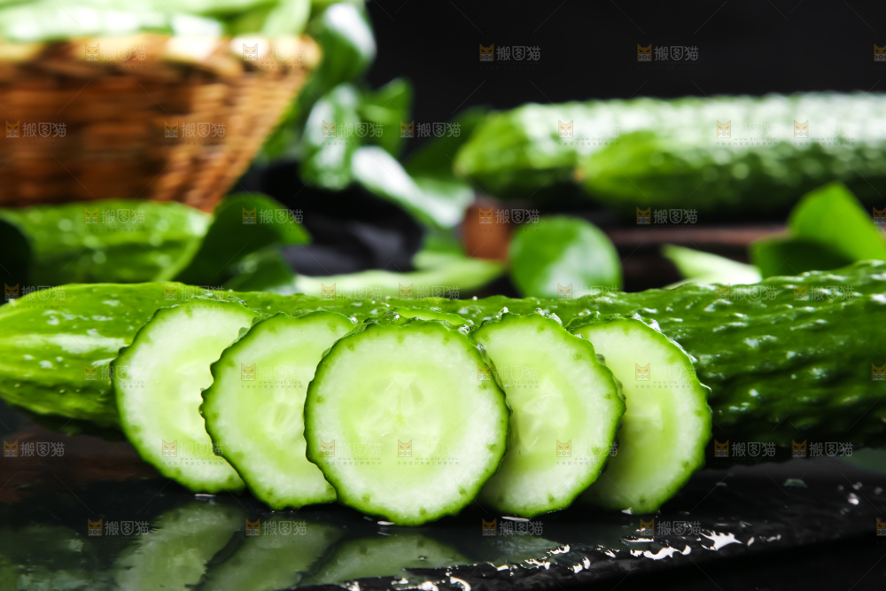 深底上的新鲜刺黄瓜