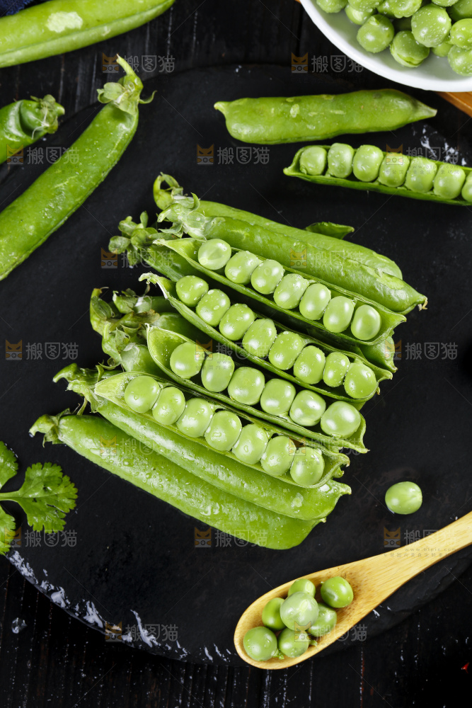 黑底上摆放着豌豆荚