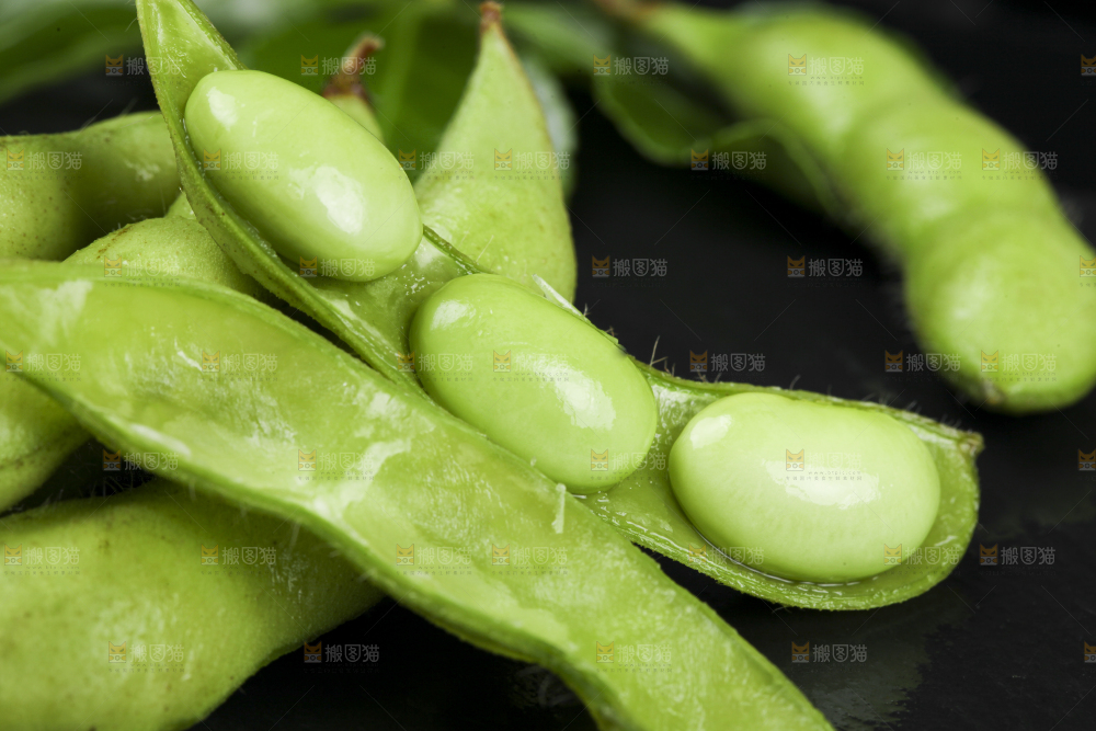 深底上放着云南毛豆