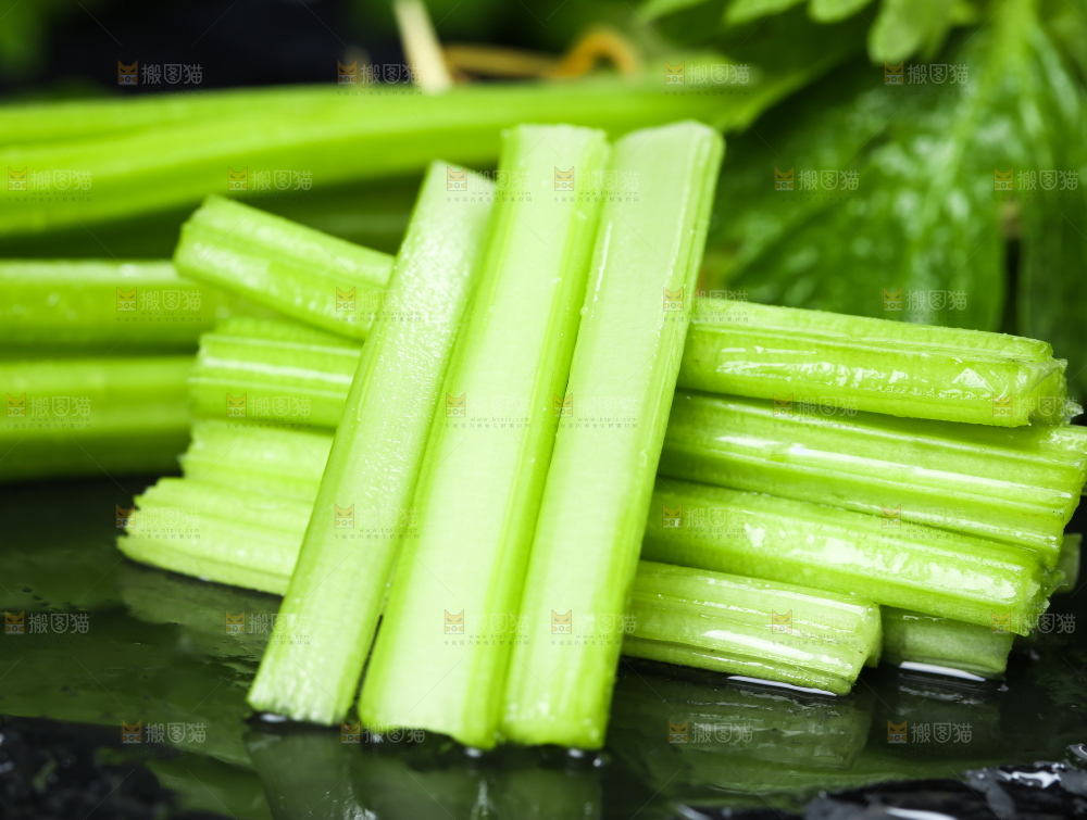 黑石板上的芹菜